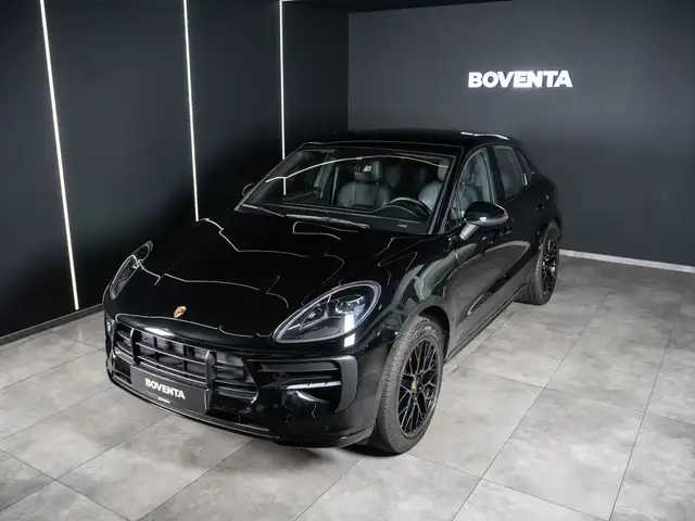 Porsche Macan view 3