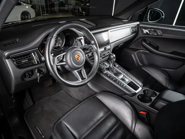 Porsche Macan view 11