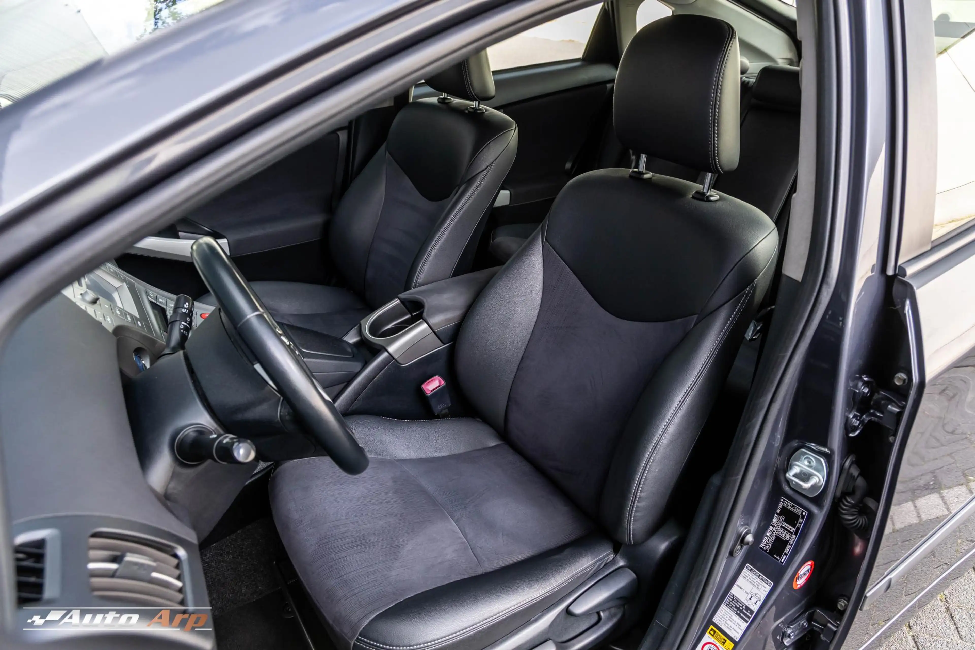 Toyota Prius 1.8 Plug-in Aspiration — photo 12