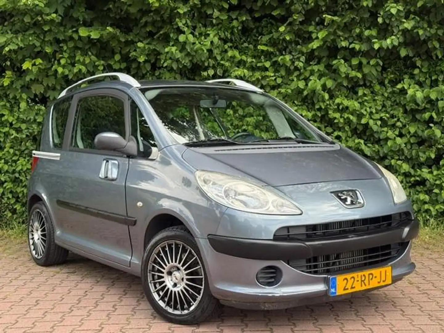 Peugeot 1007 1.4 Urban/Nieuwe APK Grau - 1