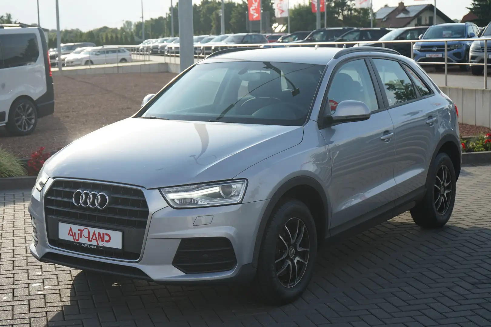 Audi Q3 1.4 TFSI Keyless PDC el. Heckklappe Tempomat Silber - 2