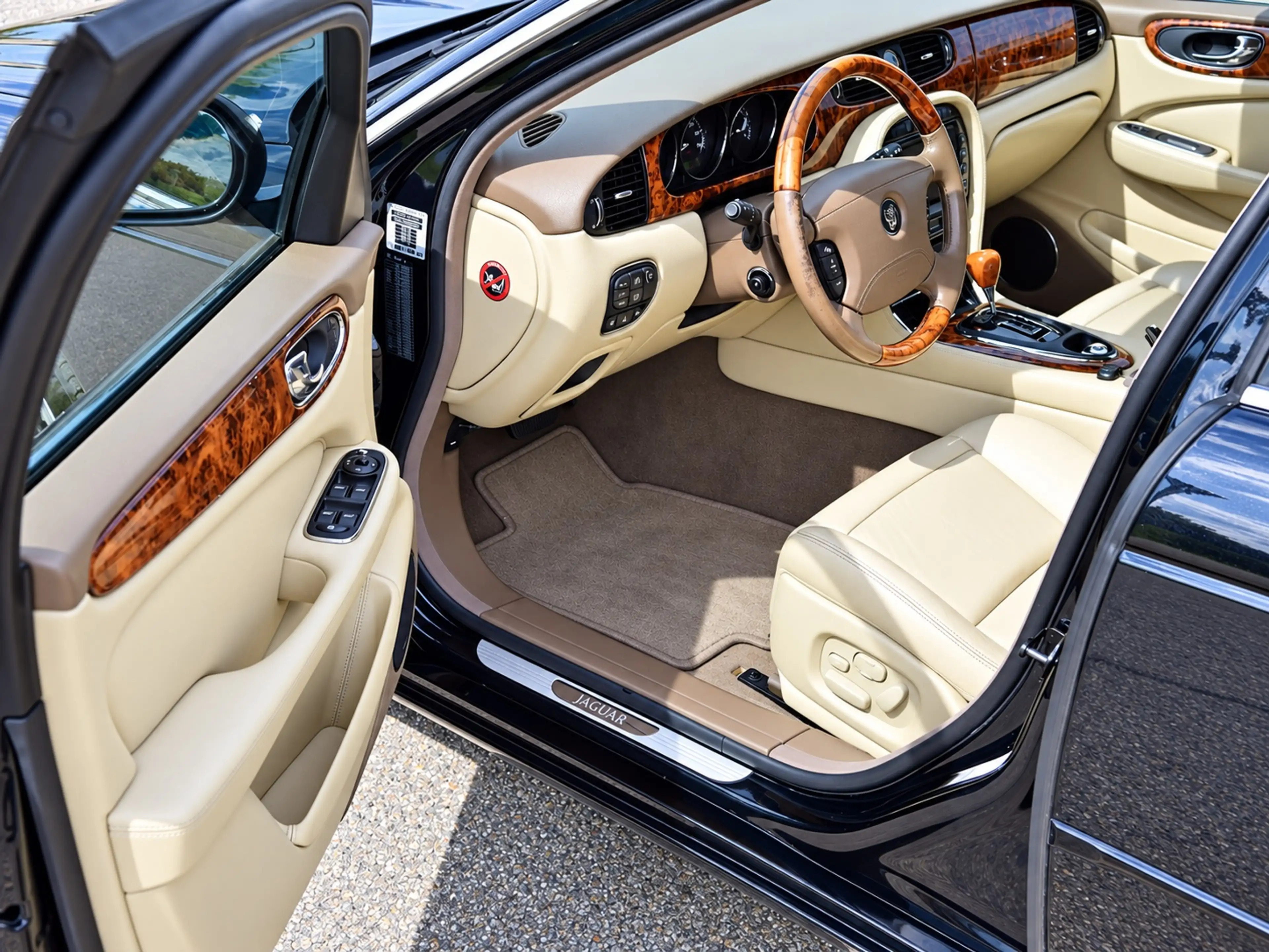 Jaguar XJ 4.2 V8 Sovereign LWB — photo 12