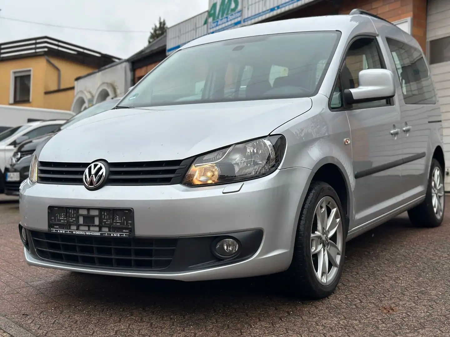 Volkswagen Caddy Tramper 2,0TDI DSG*NAVI+AHK Silber - 2