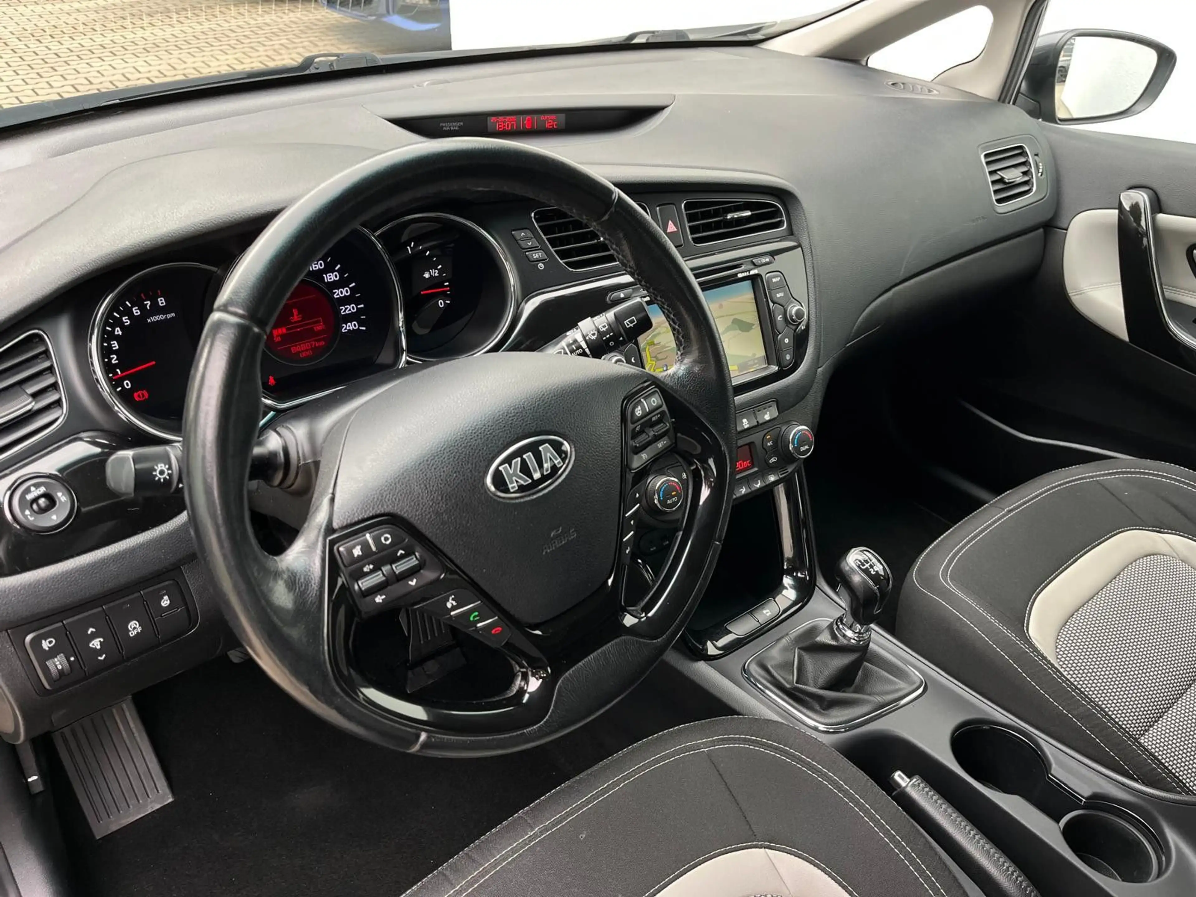 Kia Ceed SW / cee'd SW cee'd Dream Team NAVI Sitz/Lenkradheiz RF-Kamera — photo 8