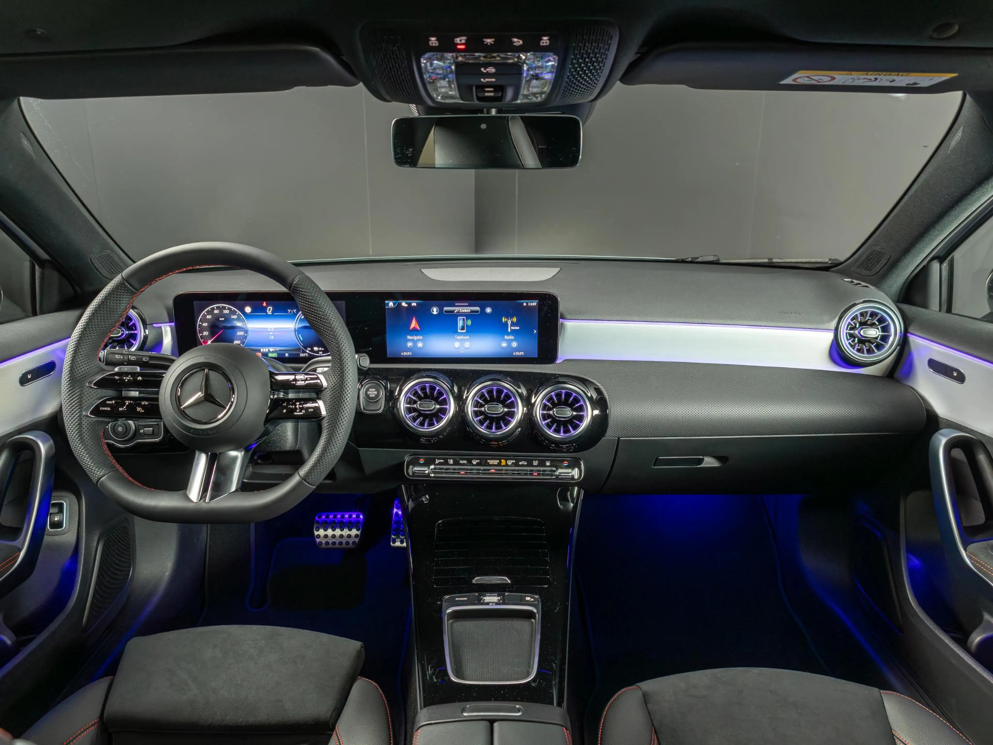 Mercedes-Benz A 250 Hatchback e Business Solution AMG | Panorama dak — photo 11