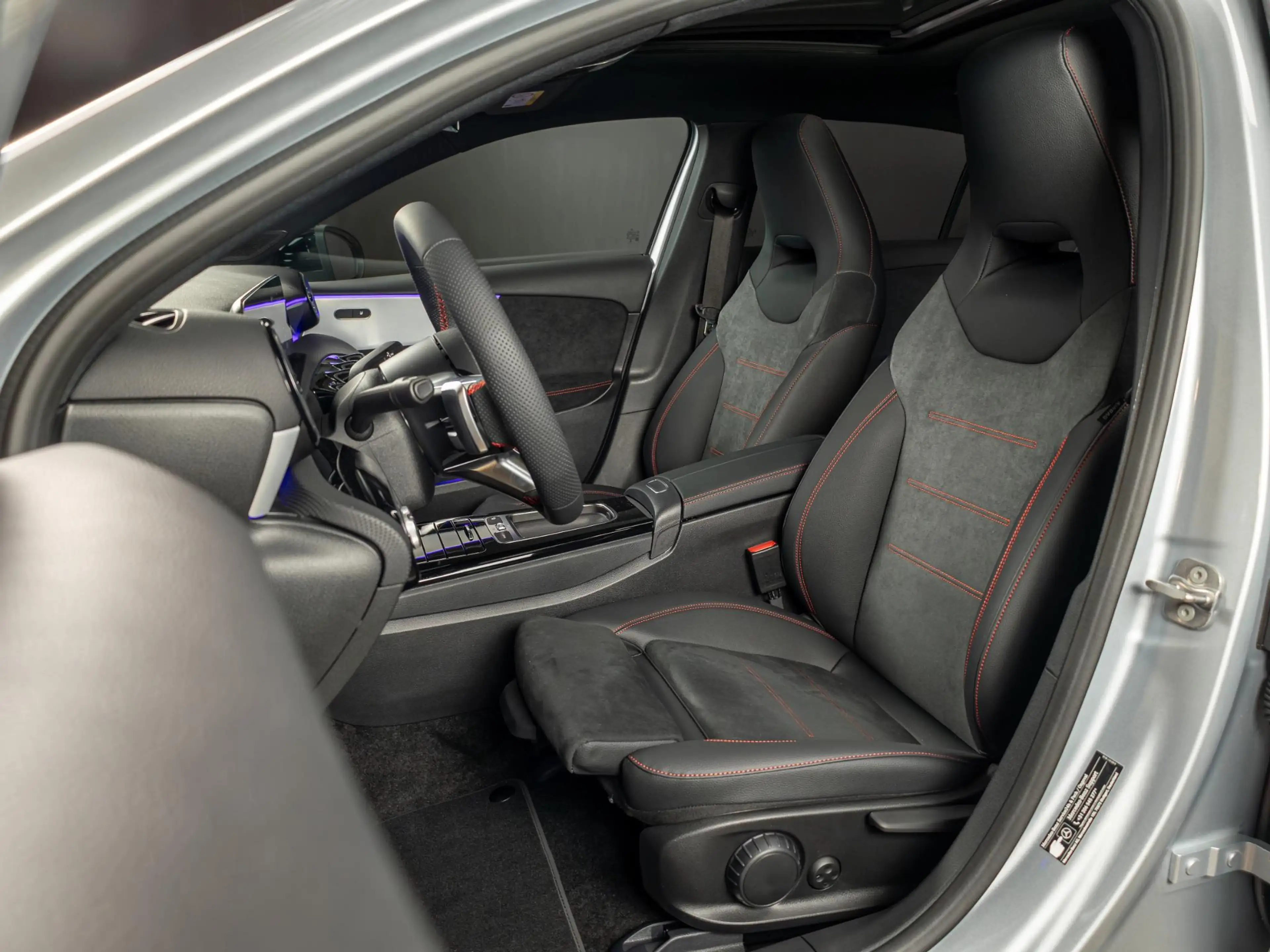 Mercedes-Benz A 250 Hatchback e Business Solution AMG | Panorama dak — photo 9