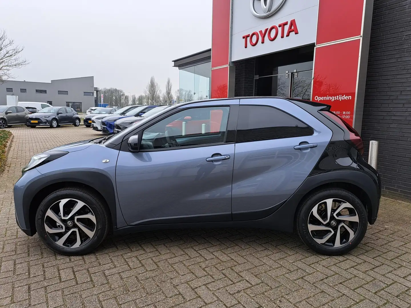 Toyota Aygo X PULSE APPLE/ANDROID CAMERA CLIMA 17"LMV PRIVACY-GL Grijs - 2