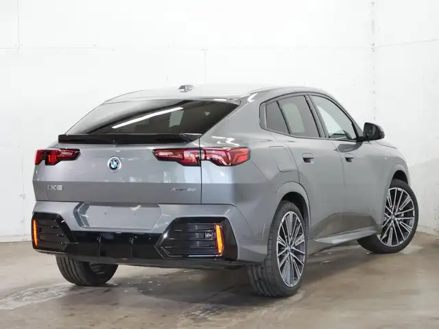 BMW Ix2 view 10