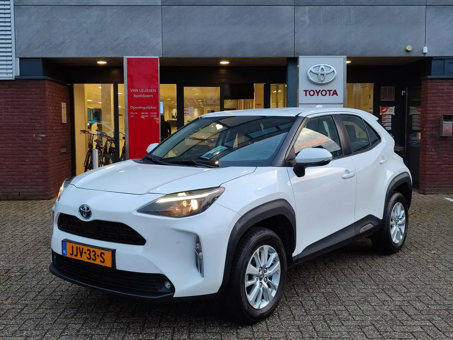 Toyota Yaris Cross 1.5 Hybrid BUSINESS PLUS KEYLESS NAVI PARK-SENSORE Weiß - 1
