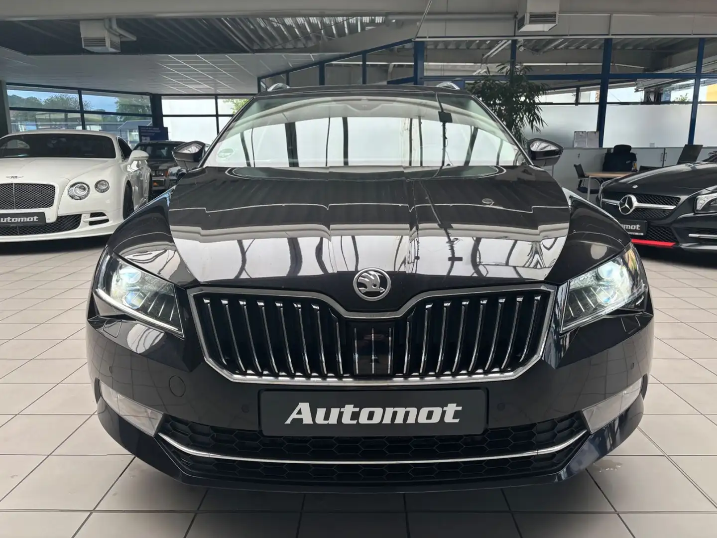 Skoda Superb Combi 2.0 TDI Style*Navi*DAB*AHK*Bi-Xenon Schwarz - 2