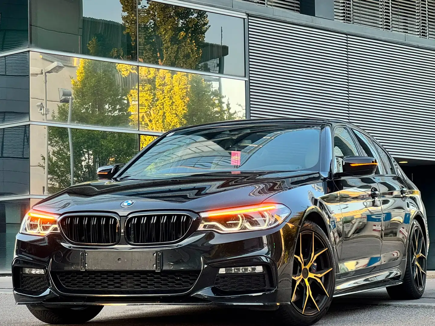 BMW 530 530 i xDrive M Sport|KEYLESS|SOFT-CLOSE|HARMAN Schwarz - 1