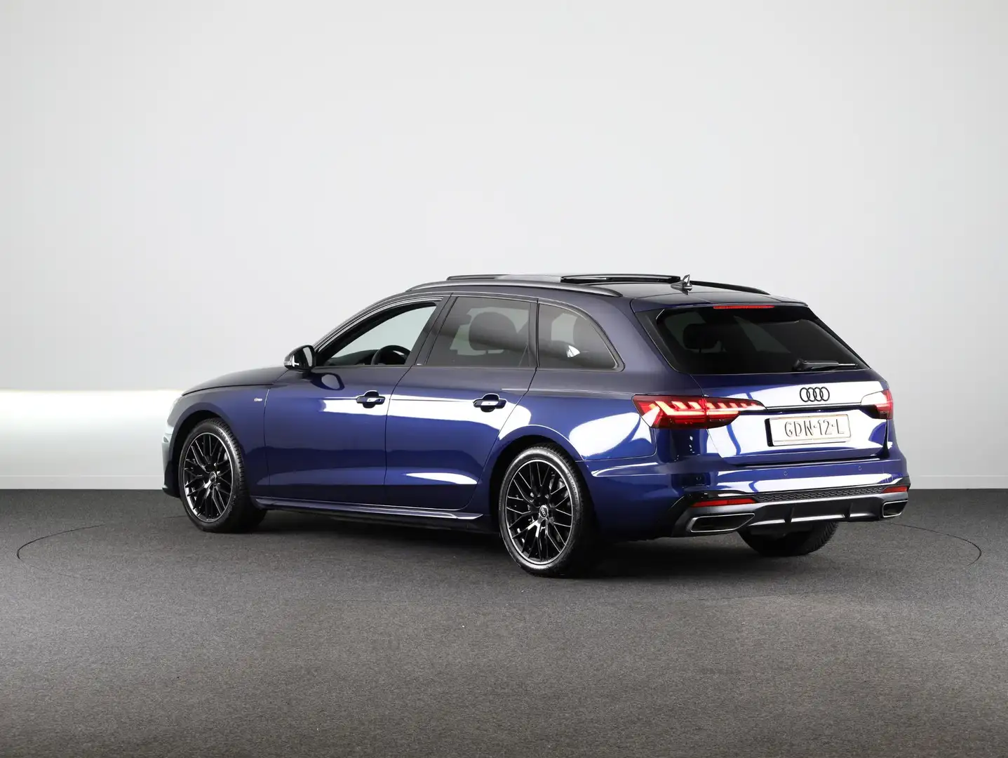 Audi A4 Avant 35 TFSI S edition Competition 150 pk S-troni Blauw - 2