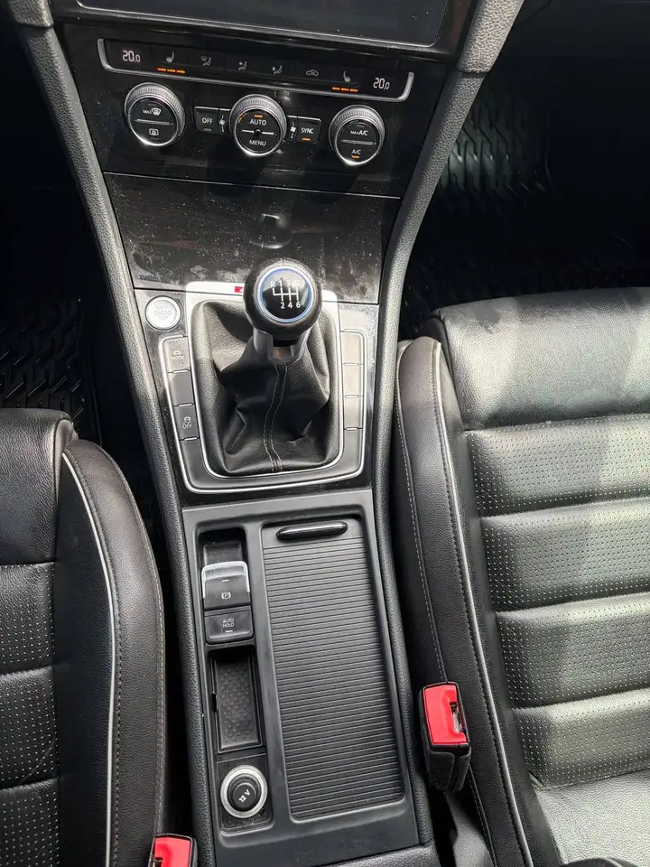 Volkswagen Golf R photo Volkswagen Golf R
