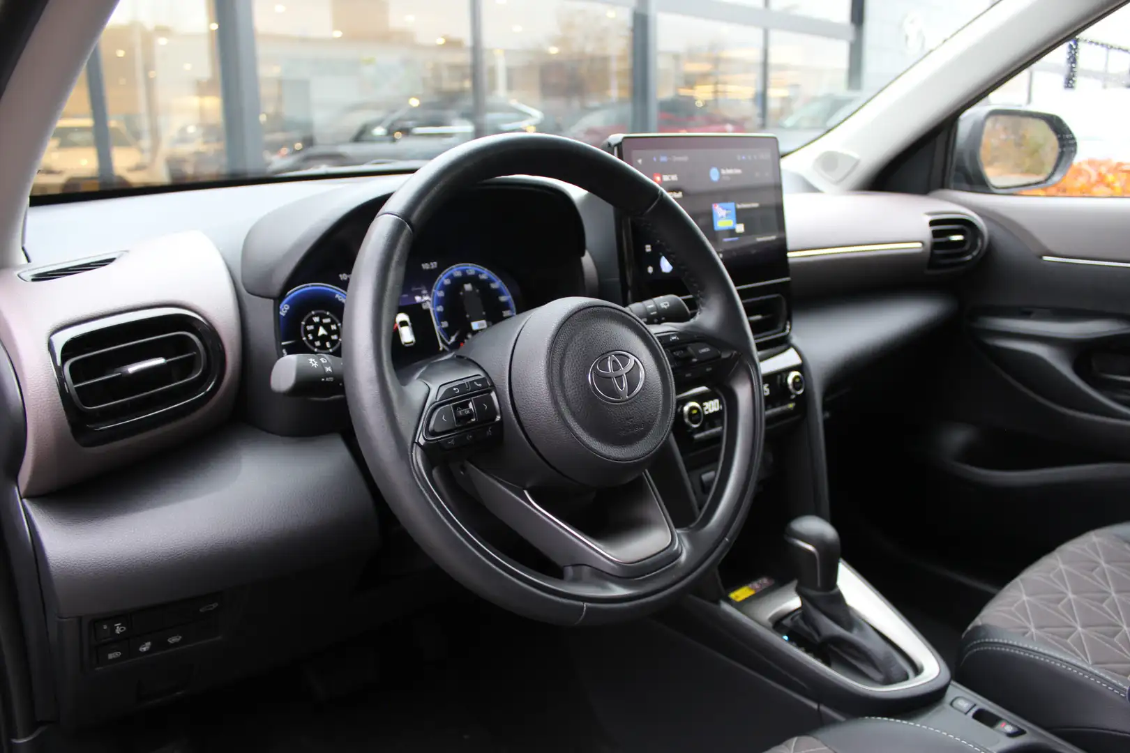 Toyota Yaris Cross 1.5 Hybrid 130 Executive | Rijklaar | Navi | Apple Grau - 2