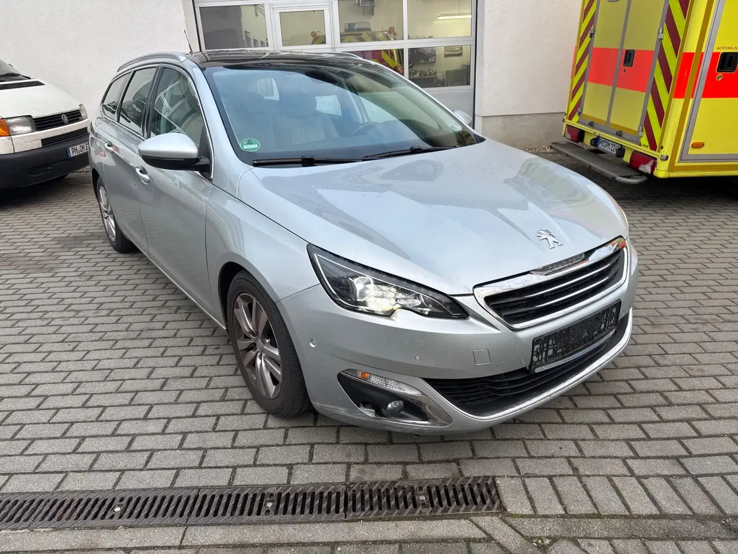 Peugeot 308 1.6 BlueHDi 120 SW Allure Silber - 2