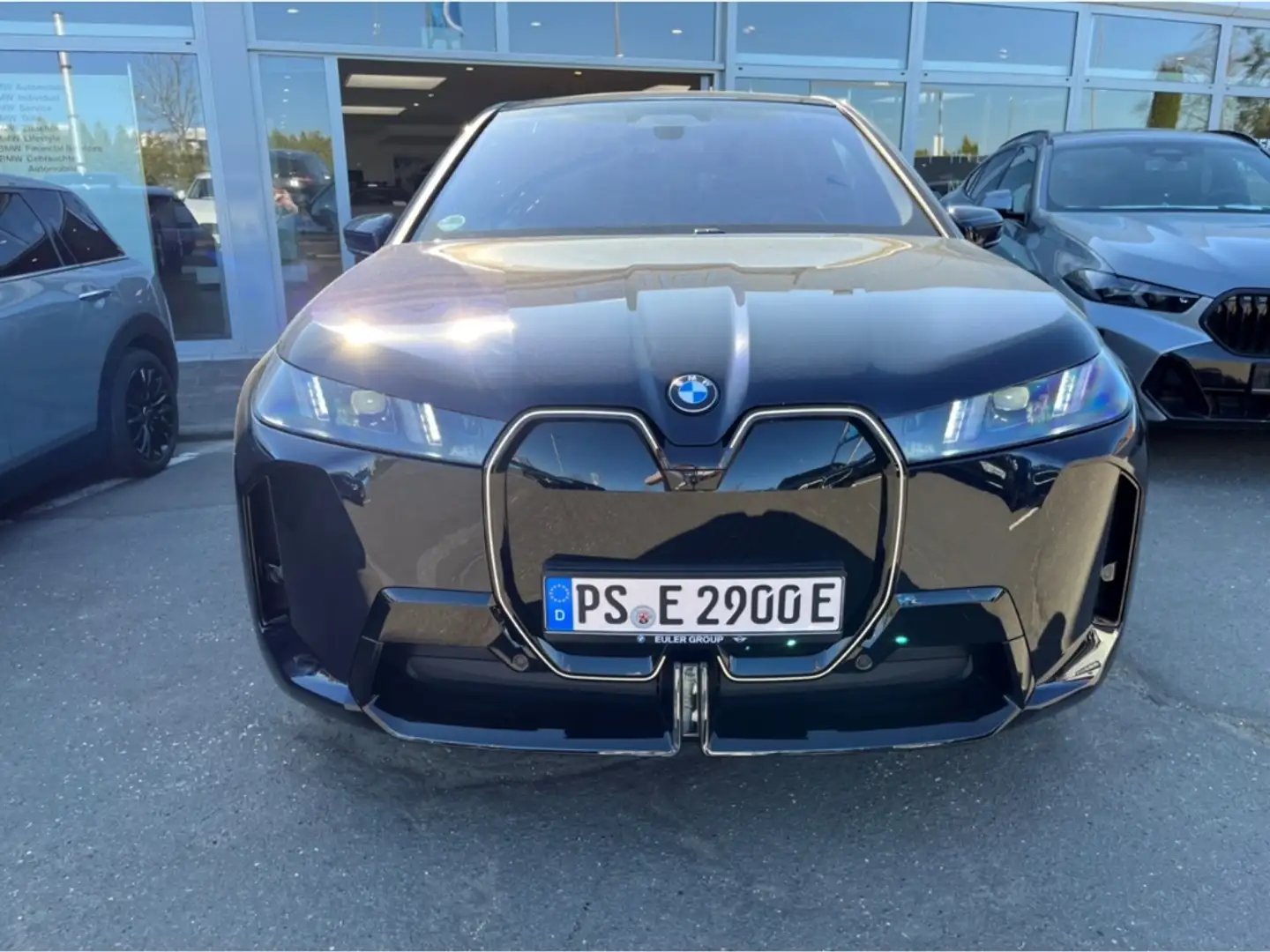 BMW iX xDrive 45 Sportpaket Luftfederung AHK-klappbar AHK Černá - 2