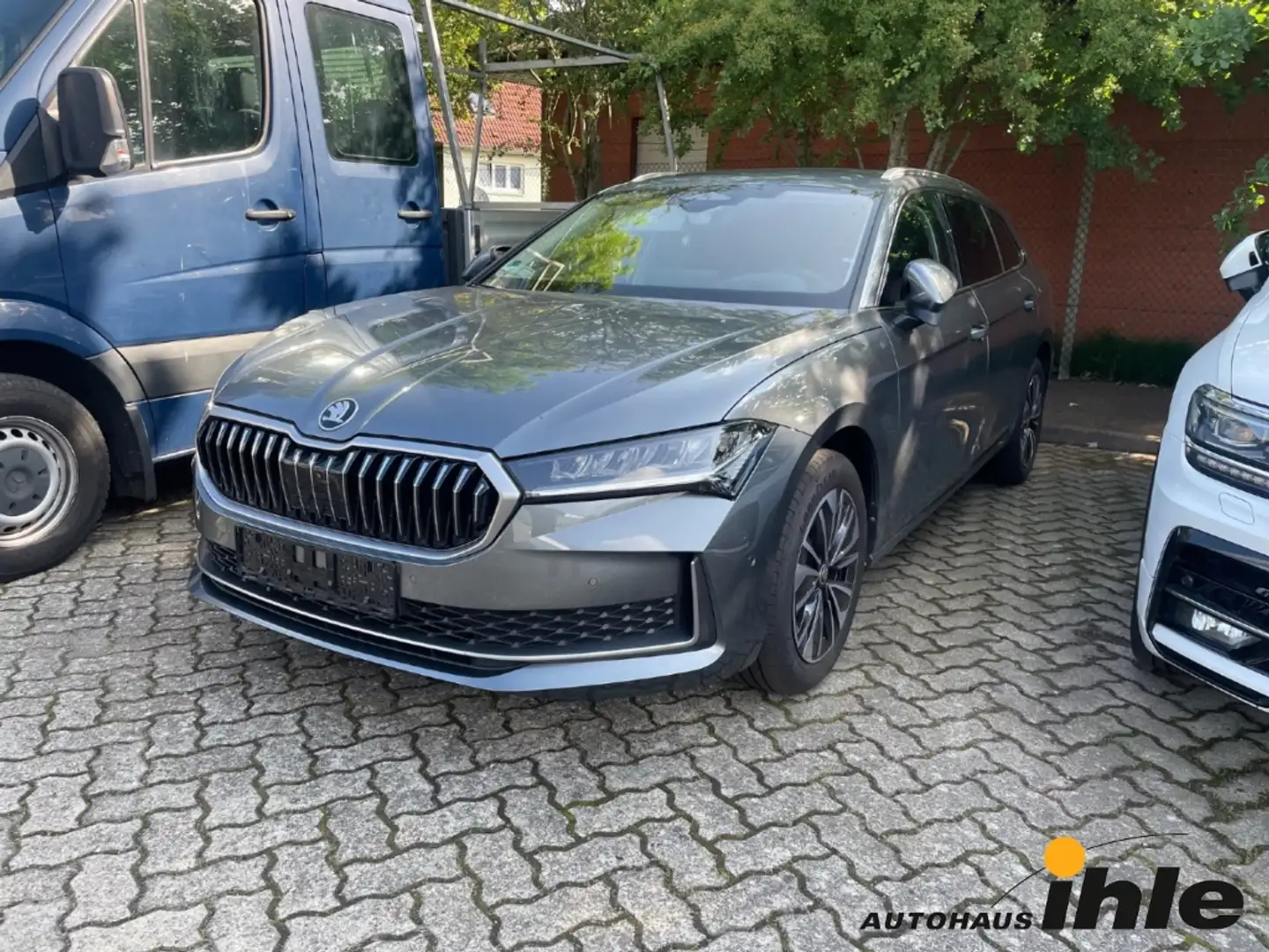 Skoda Superb Combi 2,0 TDI DSG Selection HEADUP+AHK+KAMERA Grau - 1