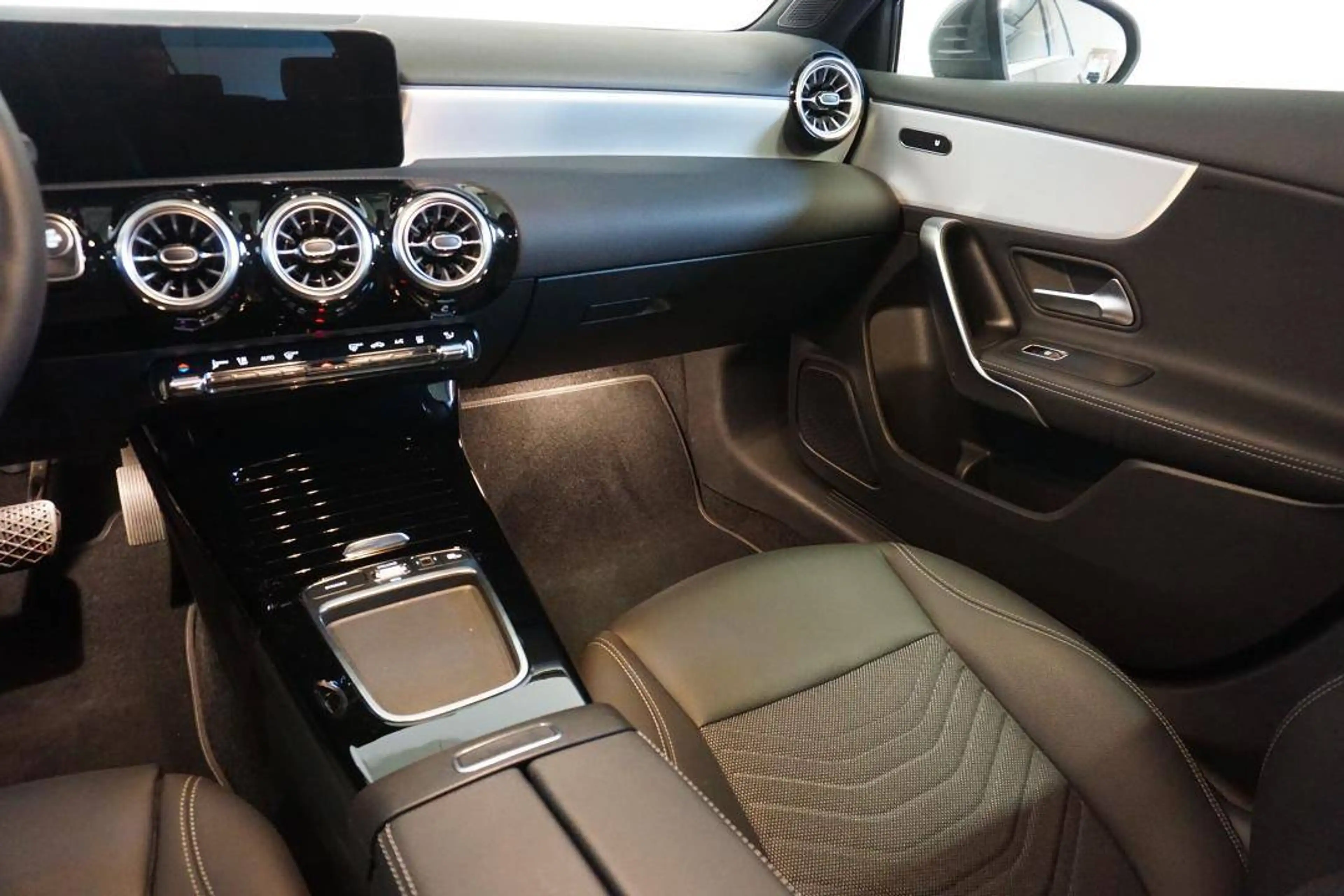 Mercedes-Benz A 250 e - MULTIBEAM LED — photo 6