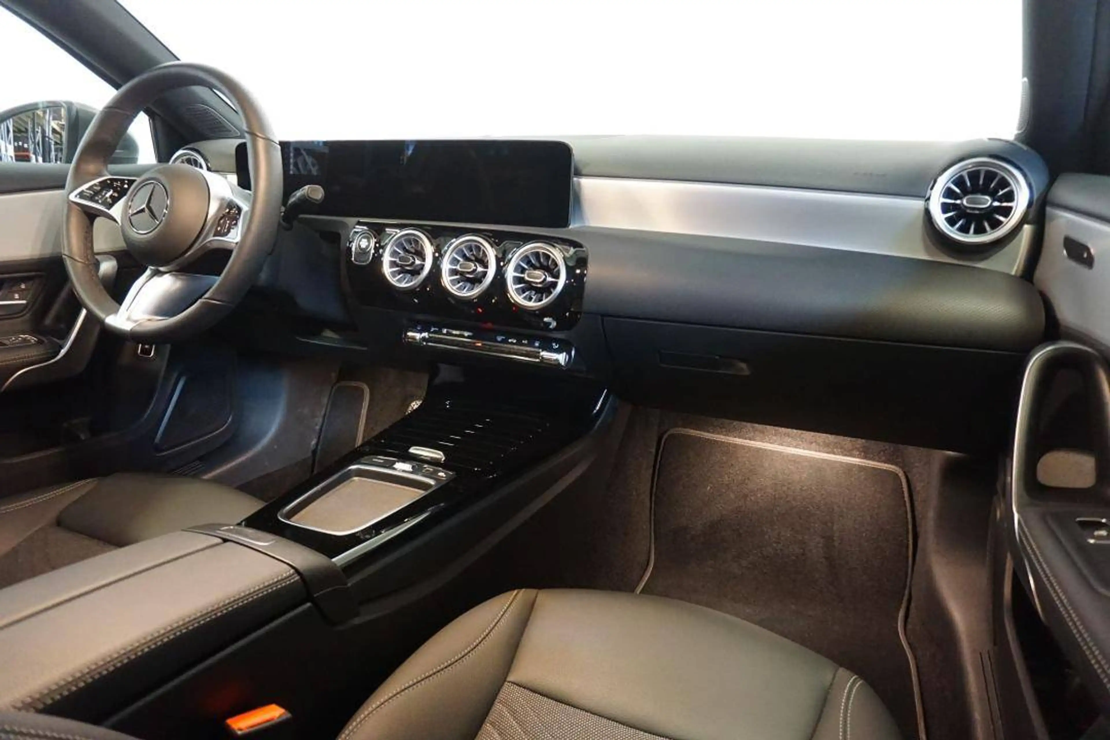 Mercedes-Benz A 250 e - MULTIBEAM LED — photo 3