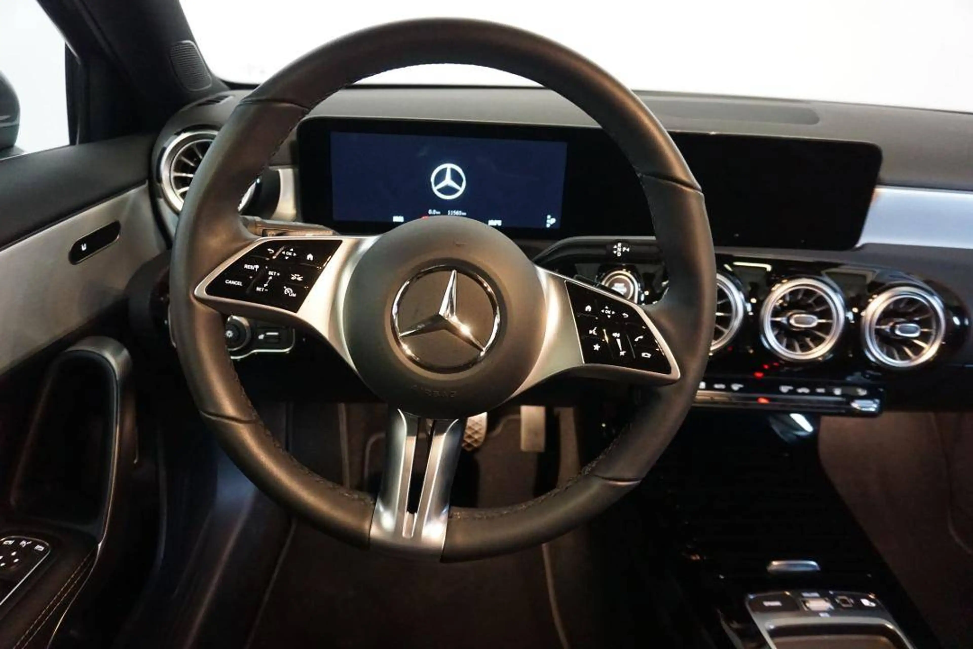Mercedes-Benz A 250 e - MULTIBEAM LED — photo 5