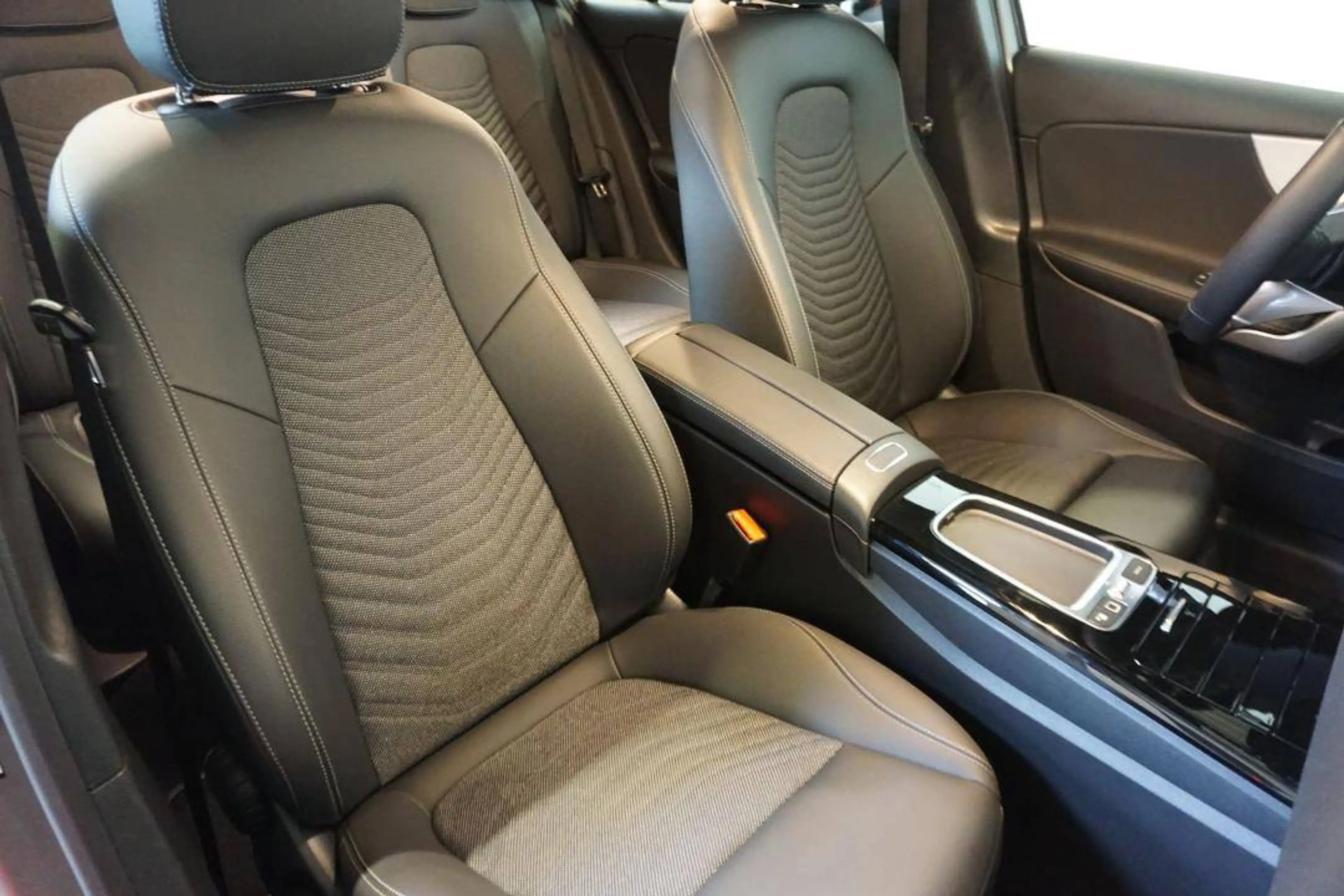 Mercedes-Benz A 250 e - MULTIBEAM LED — photo 4