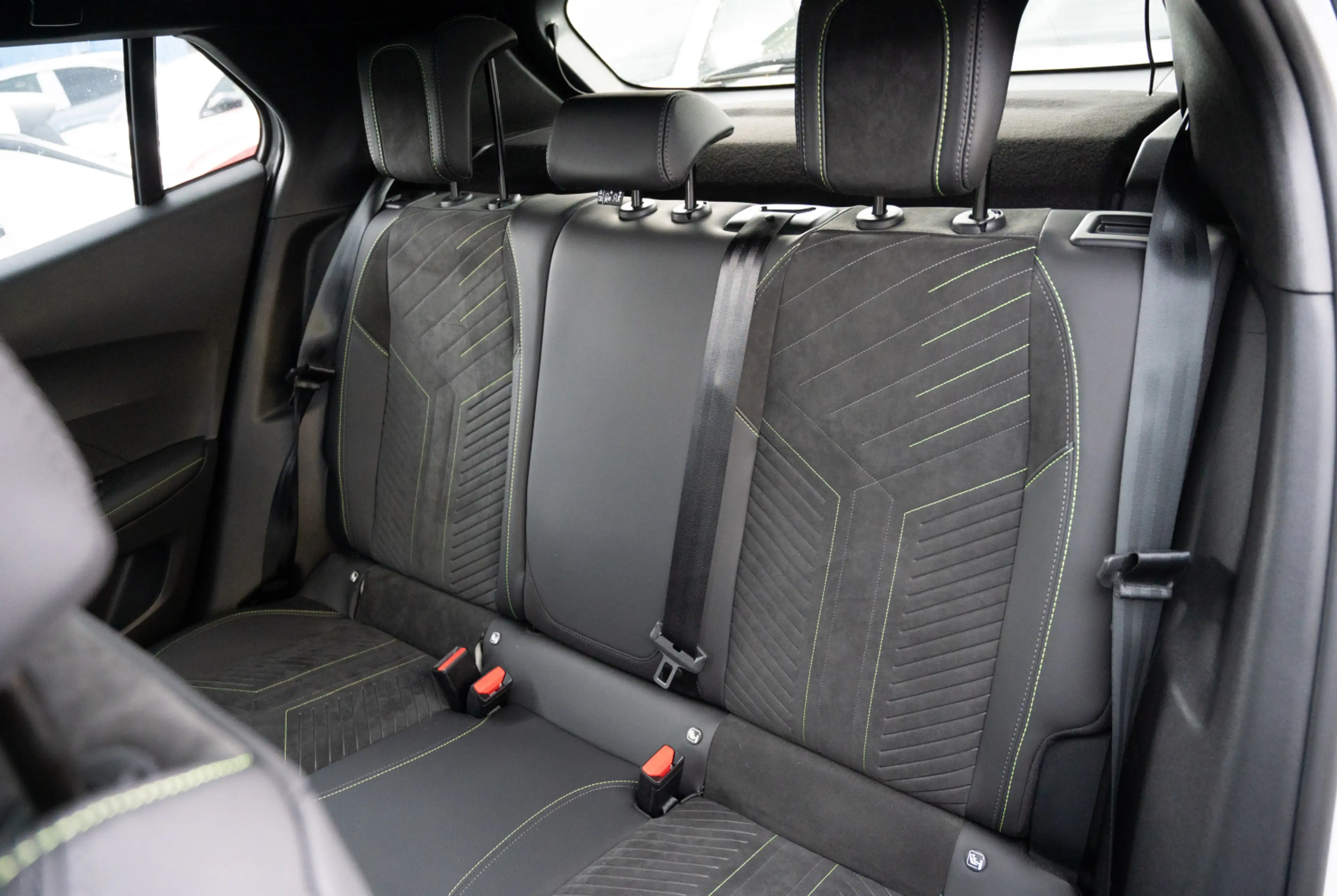 Peugeot 2008 GT HYBRID 145 e-DSC6 — photo 8