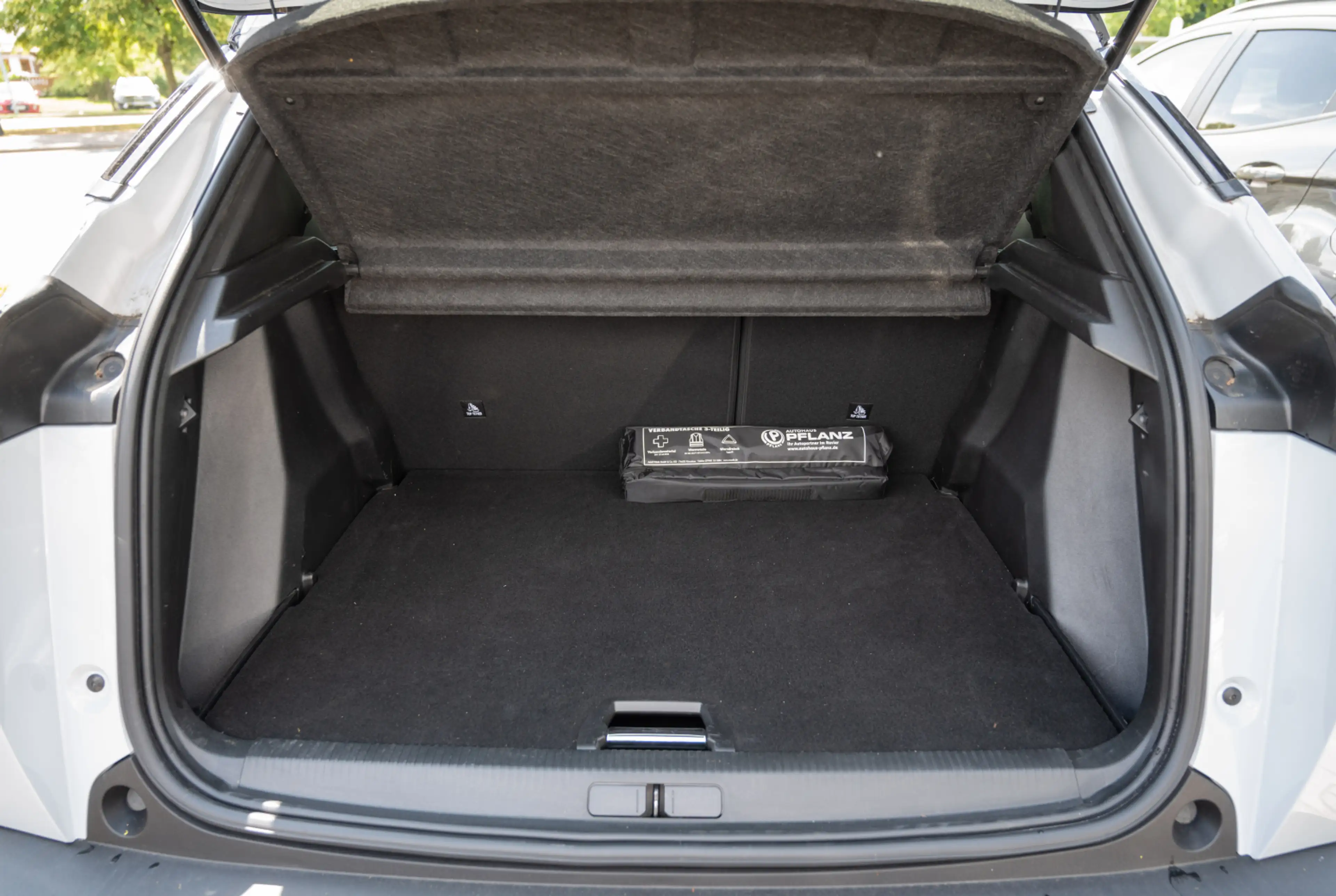 Peugeot 2008 GT HYBRID 145 e-DSC6 — photo 15