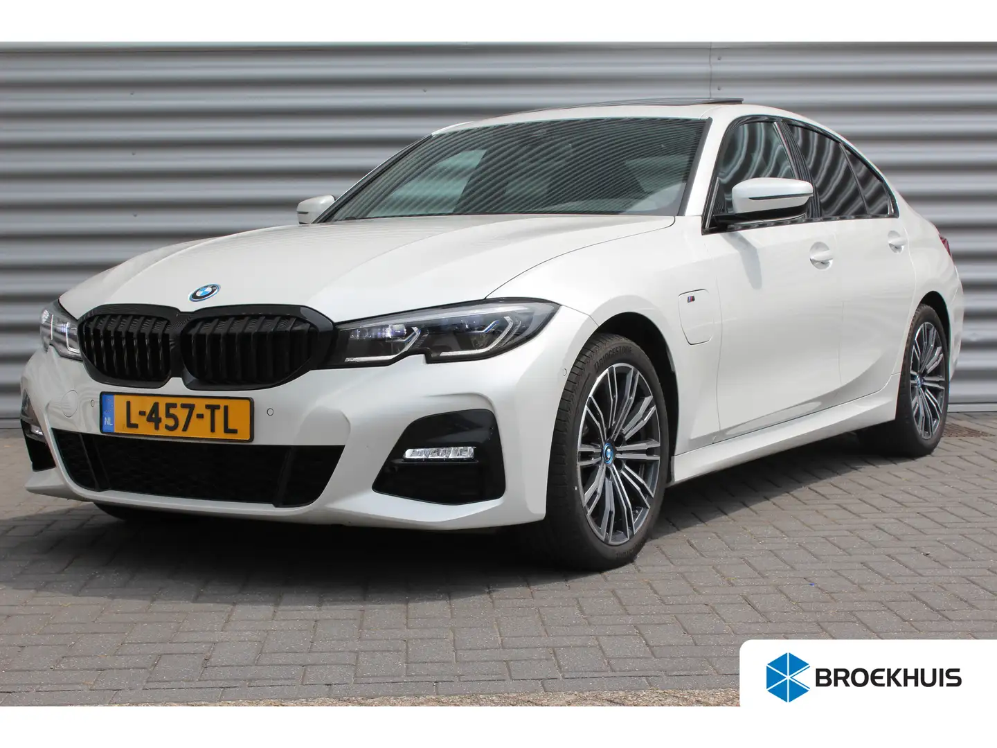 BMW 320 3-serie 320e 238PK HIGH EXECUTIVE M-SPORT AUTOMAAT Wit - 1