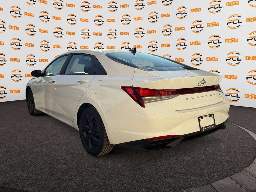 2023 Hyundai Elantra Preferred IVT — снимка 1