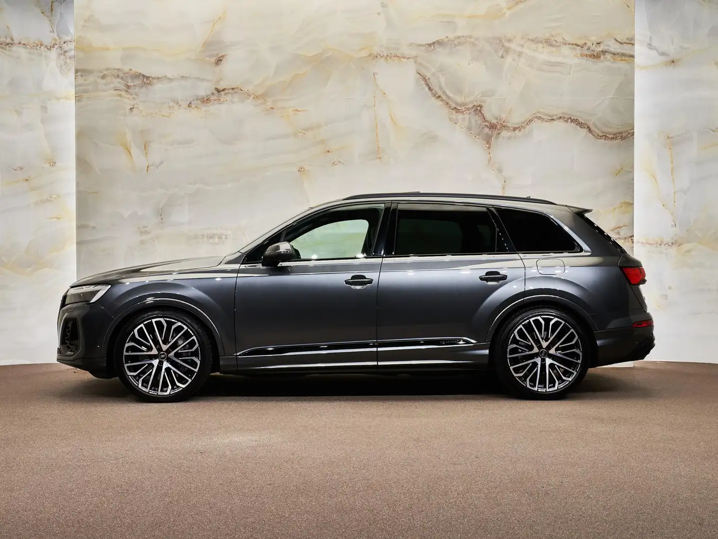 Audi Q7 55 TFSI e Quattro Pro Line S, 22", pano, 4W-best, Grijs - 2