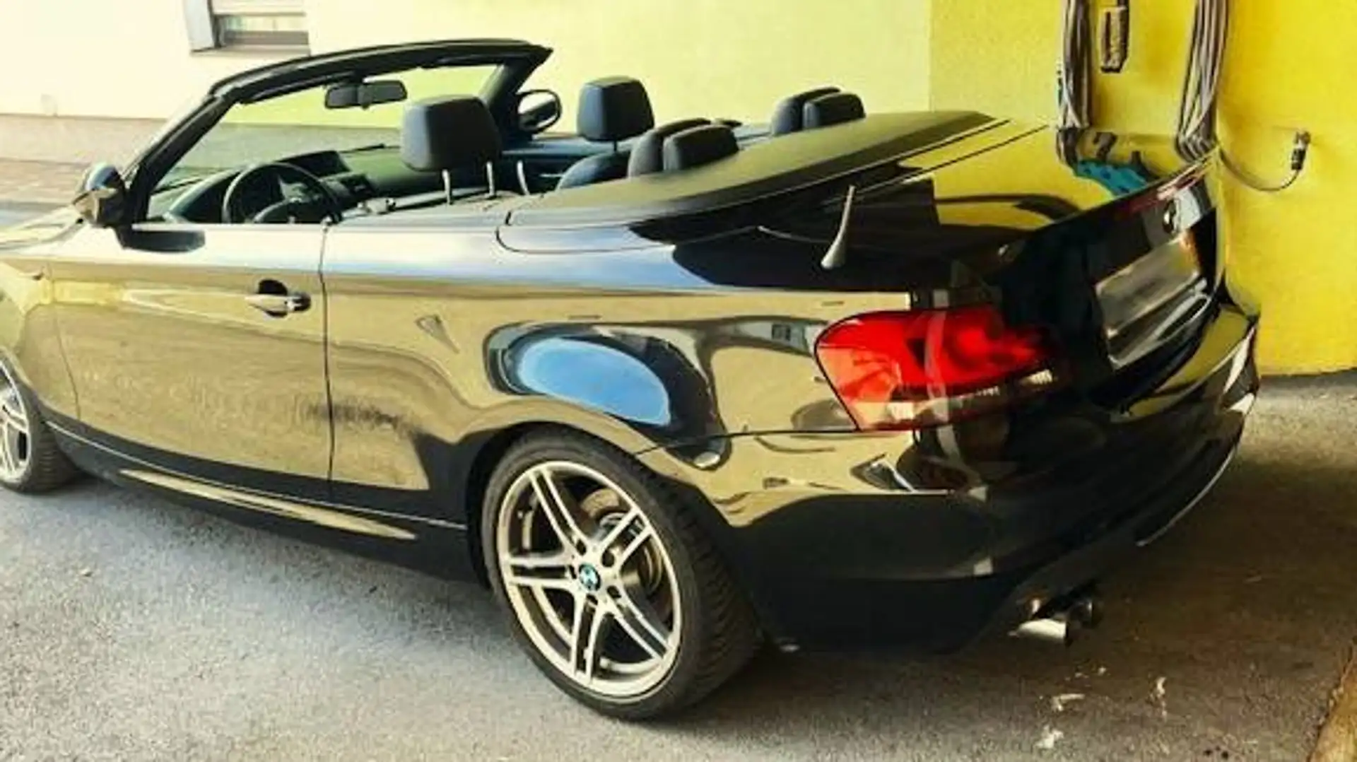 BMW 118 BMW 118i E88 mit M-Paket ab Werk Schwarz - 1