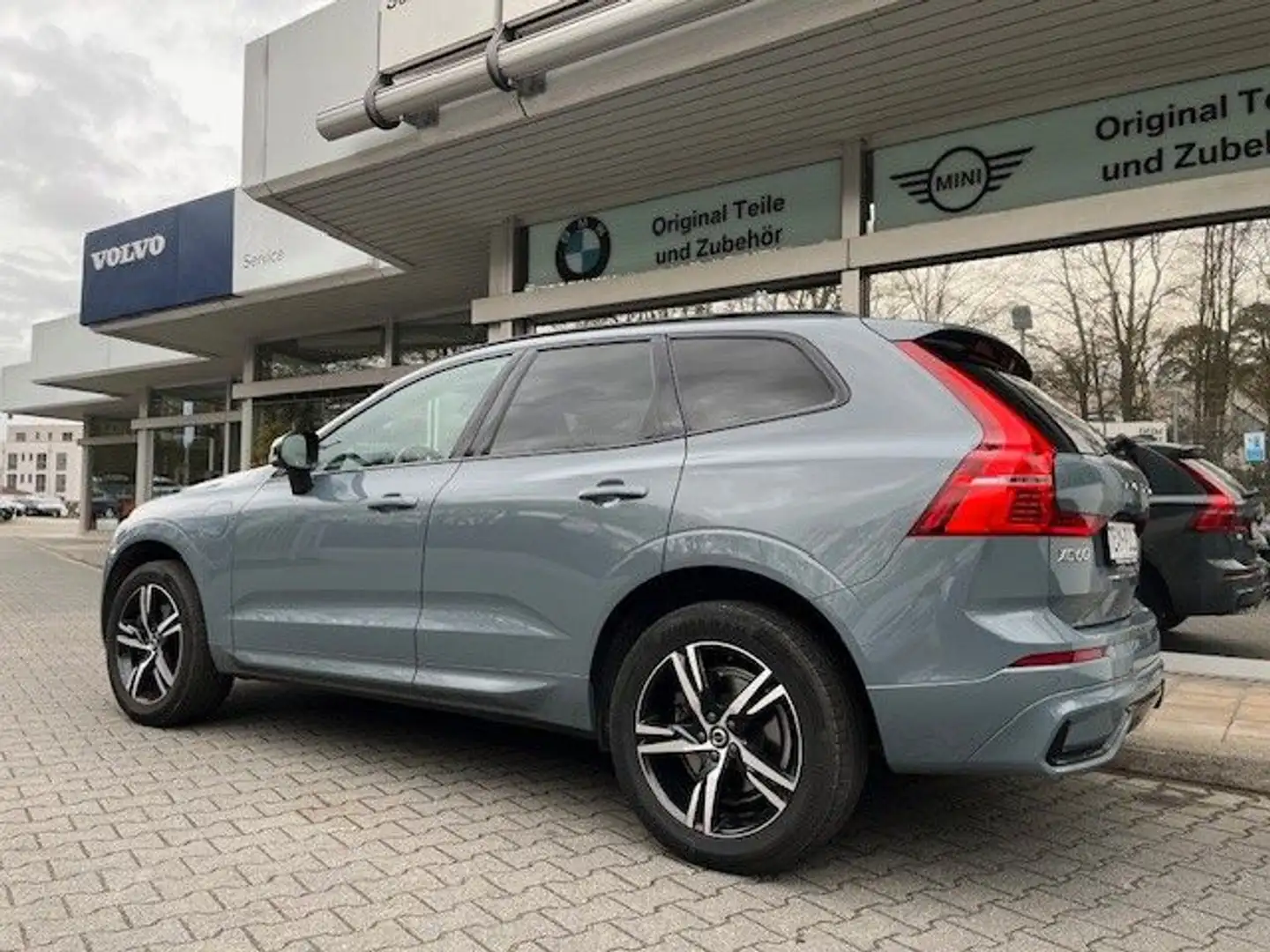 Volvo XC60 R Design Recharge Plug-In Hybrid AWD / AHK Grau - 2