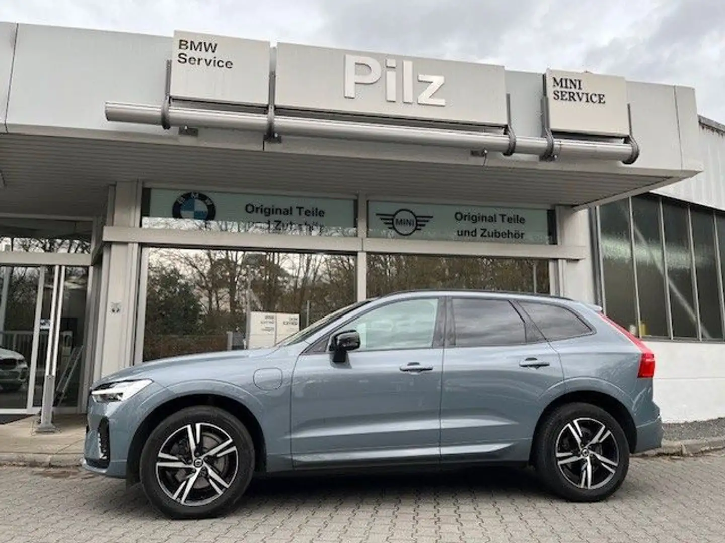 Volvo XC60 R Design Recharge Plug-In Hybrid AWD / AHK Grau - 1
