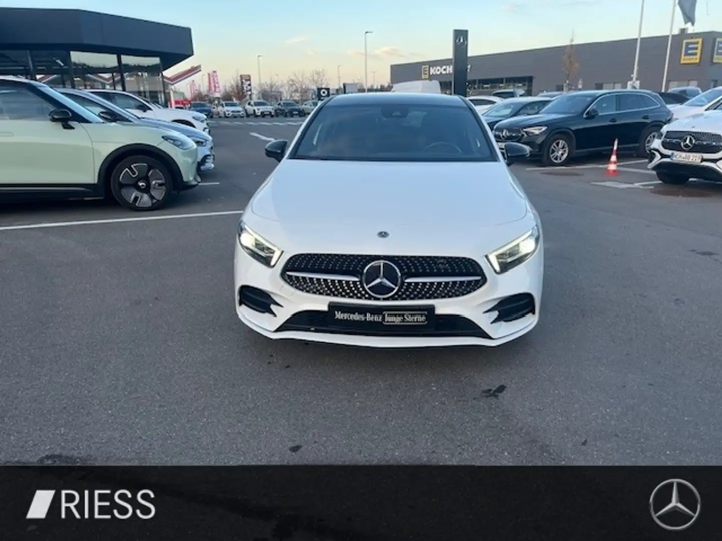 Mercedes-Benz A 220 d Kompaktlimousine AHK AUT DynLicht Kam. Weiß - 2