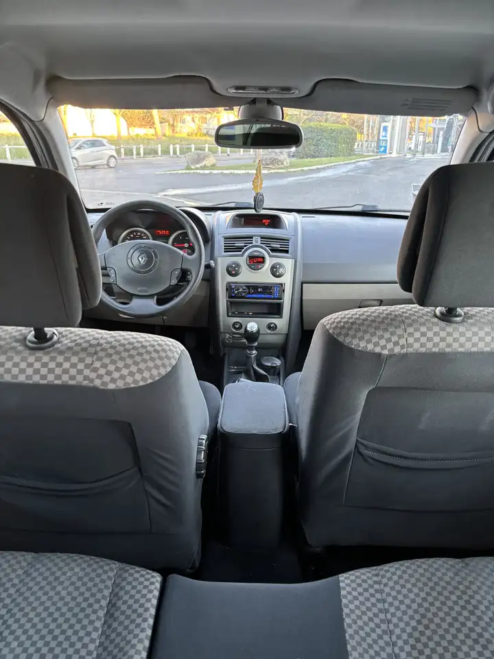 Renault Megane Citadine 5 portes — photo 6