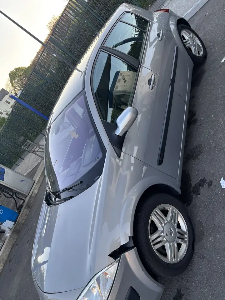 Renault Megane Citadine 5 portes — photo 4