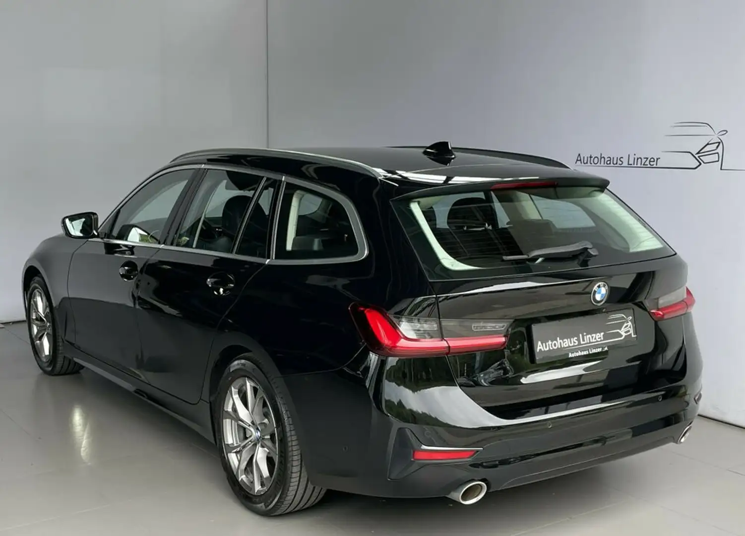 BMW 330 i xDrive *LED*AHK*AmbientB*Kamera*Sportsitz*DAB Schwarz - 2