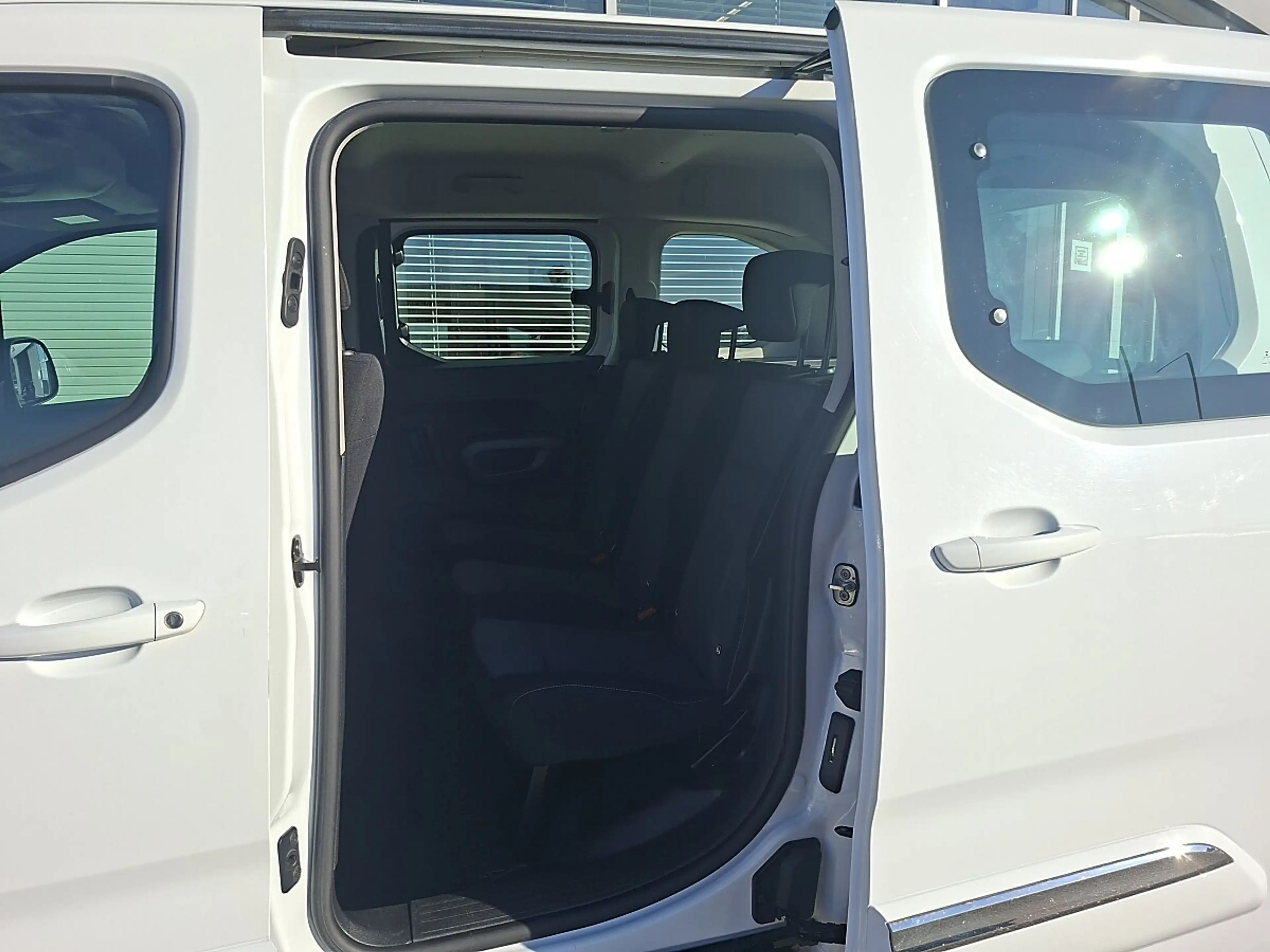 Toyota Proace City Verso L1 1,2 110 Shuttle, Anhängevorrichtung — photo 11