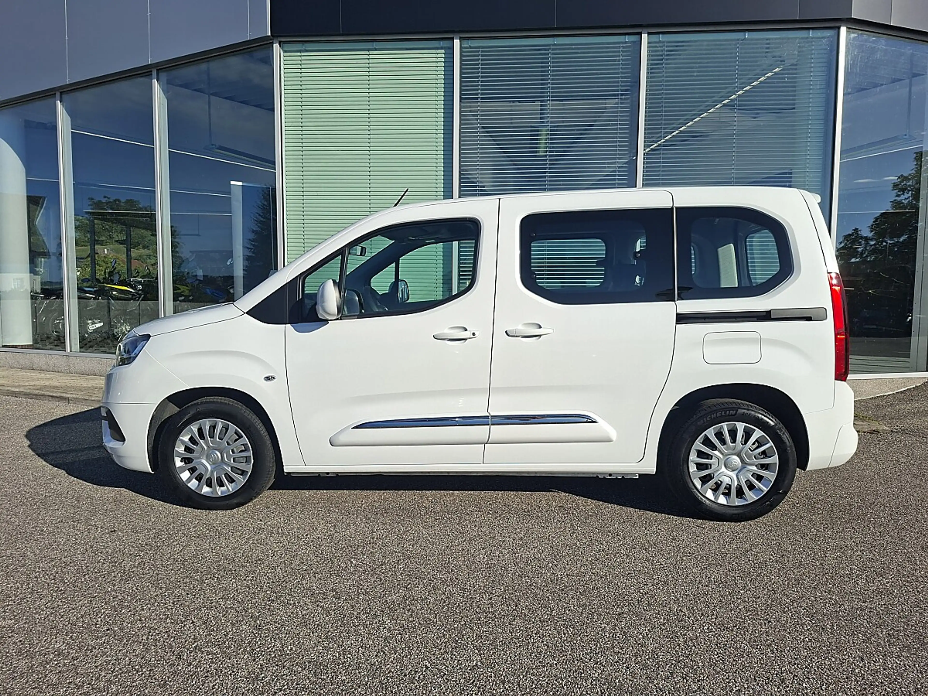 Toyota Proace City Verso L1 1,2 110 Shuttle, Anhängevorrichtung — photo 5