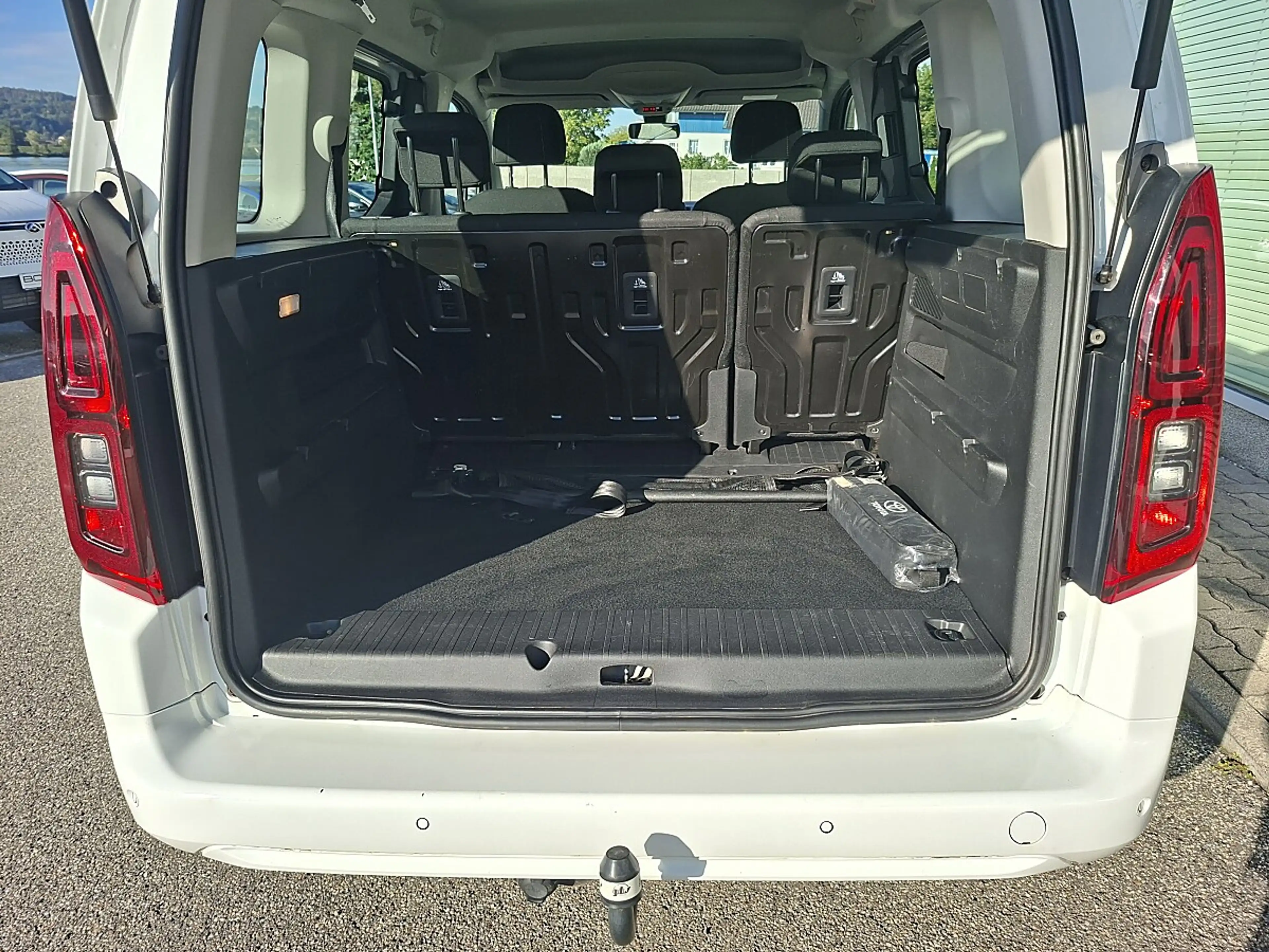 Toyota Proace City Verso L1 1,2 110 Shuttle, Anhängevorrichtung — photo 6