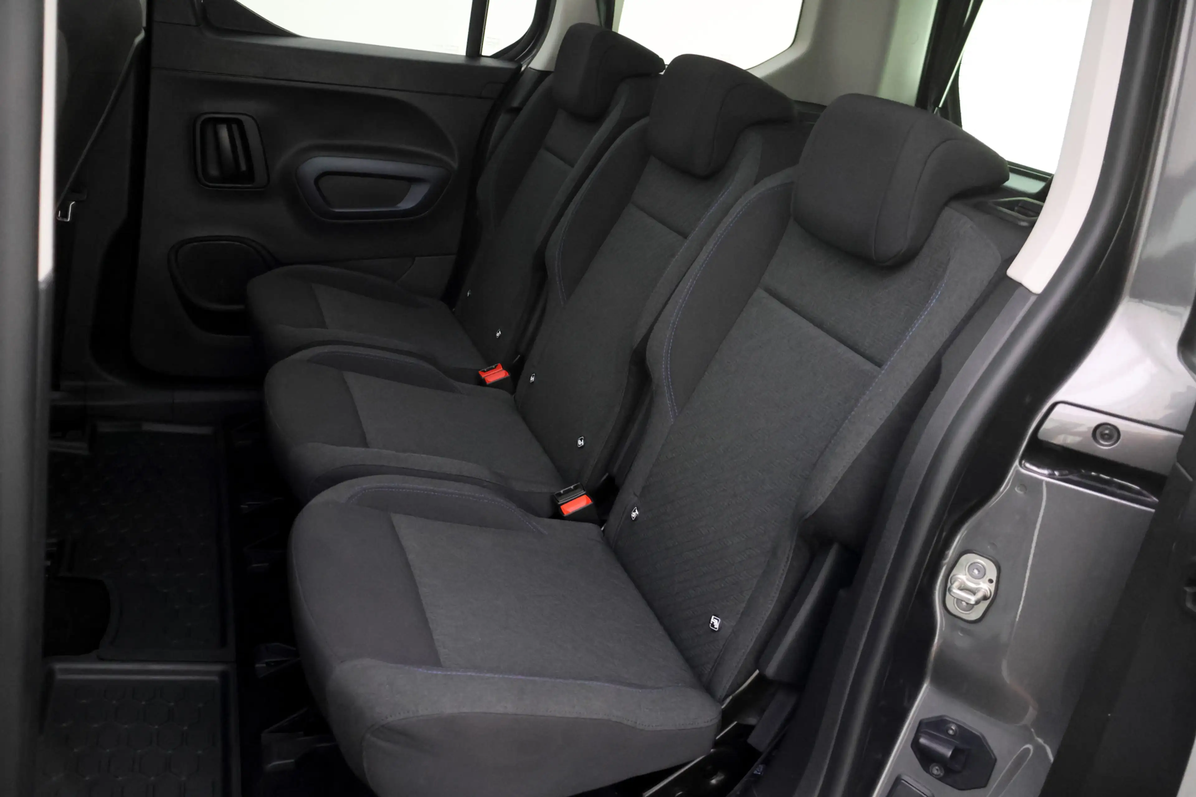 Peugeot Rifter 1.2T ALLURE PANO | NAVI | CARPLAY | KEYLESS | 360 — photo 11