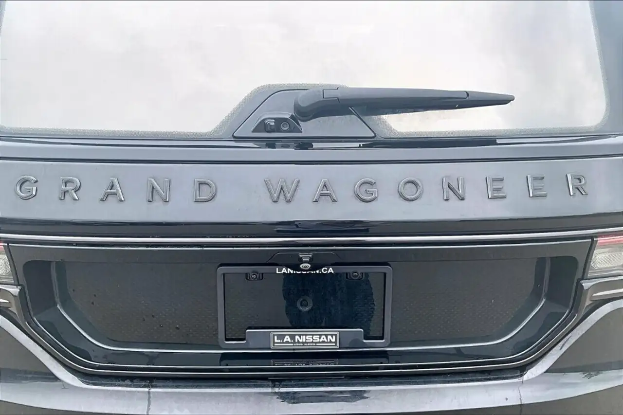 Jeep Grand Wagoneer снимка Jeep Grand Wagoneer