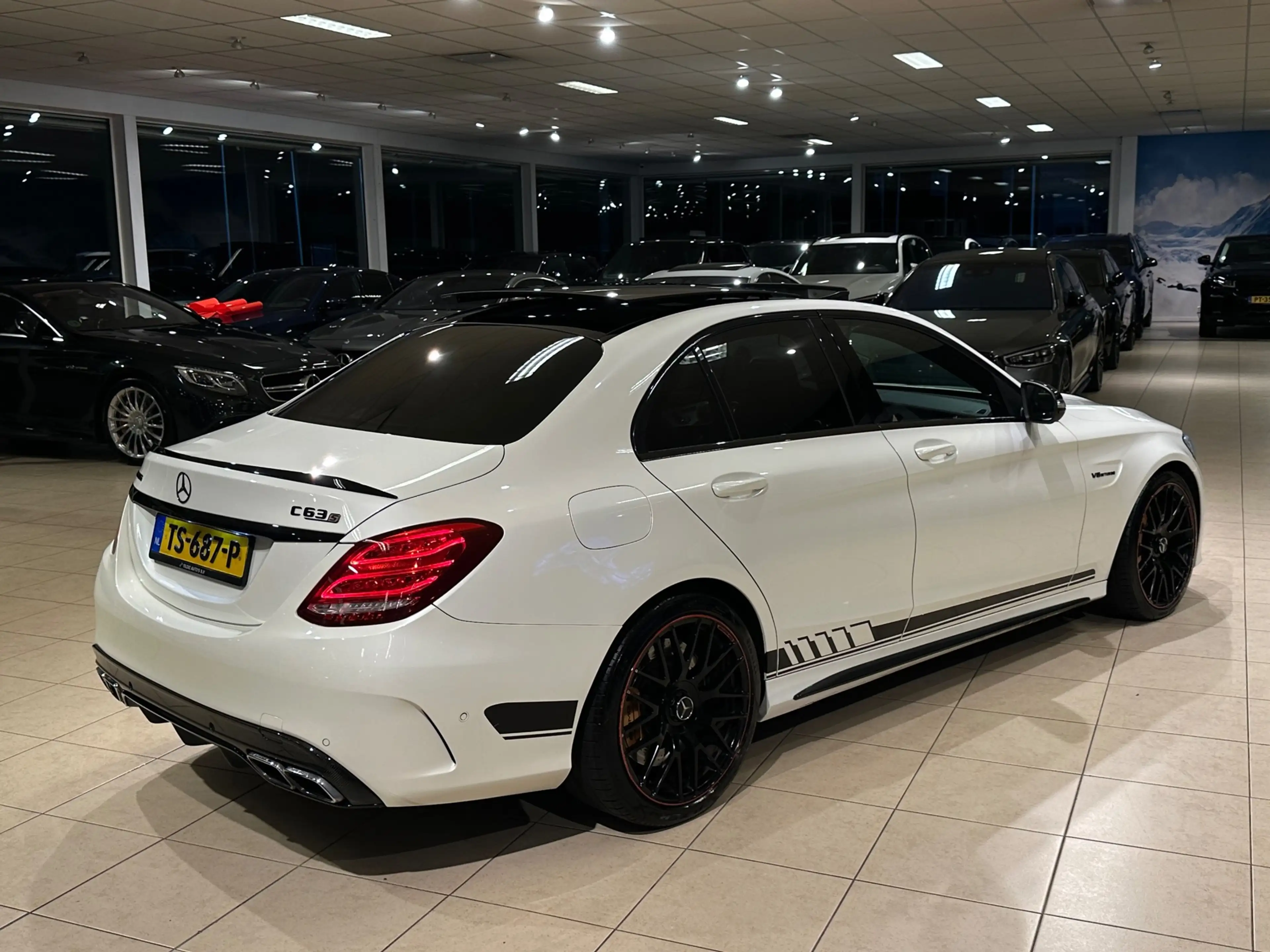 Mercedes-Benz C 63 AMG C S EDITION 1/CERAMIC/CARBON/PANO/DTR/VOLL — photo 11