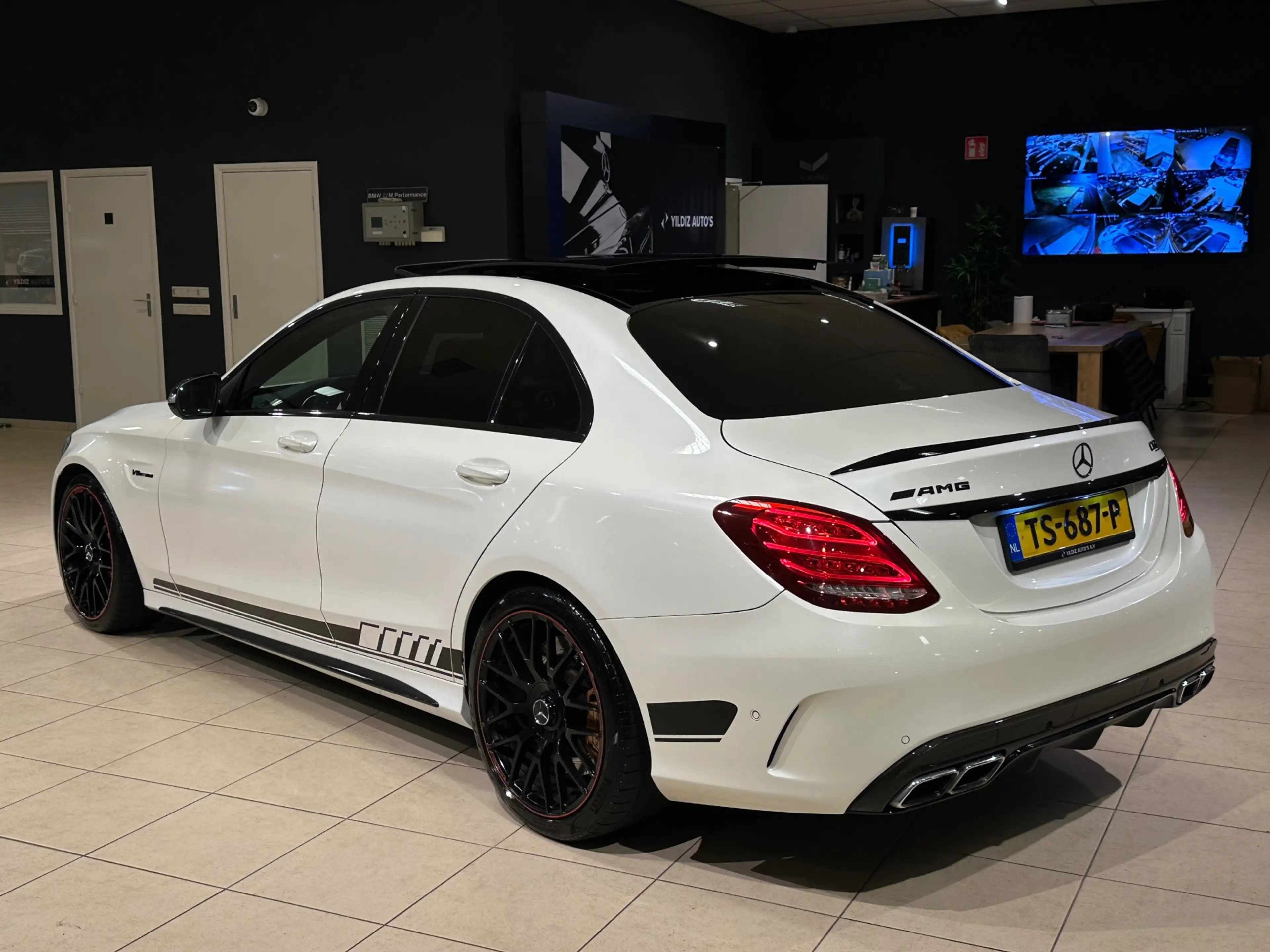 Mercedes-Benz C 63 AMG C S EDITION 1/CERAMIC/CARBON/PANO/DTR/VOLL — photo 15