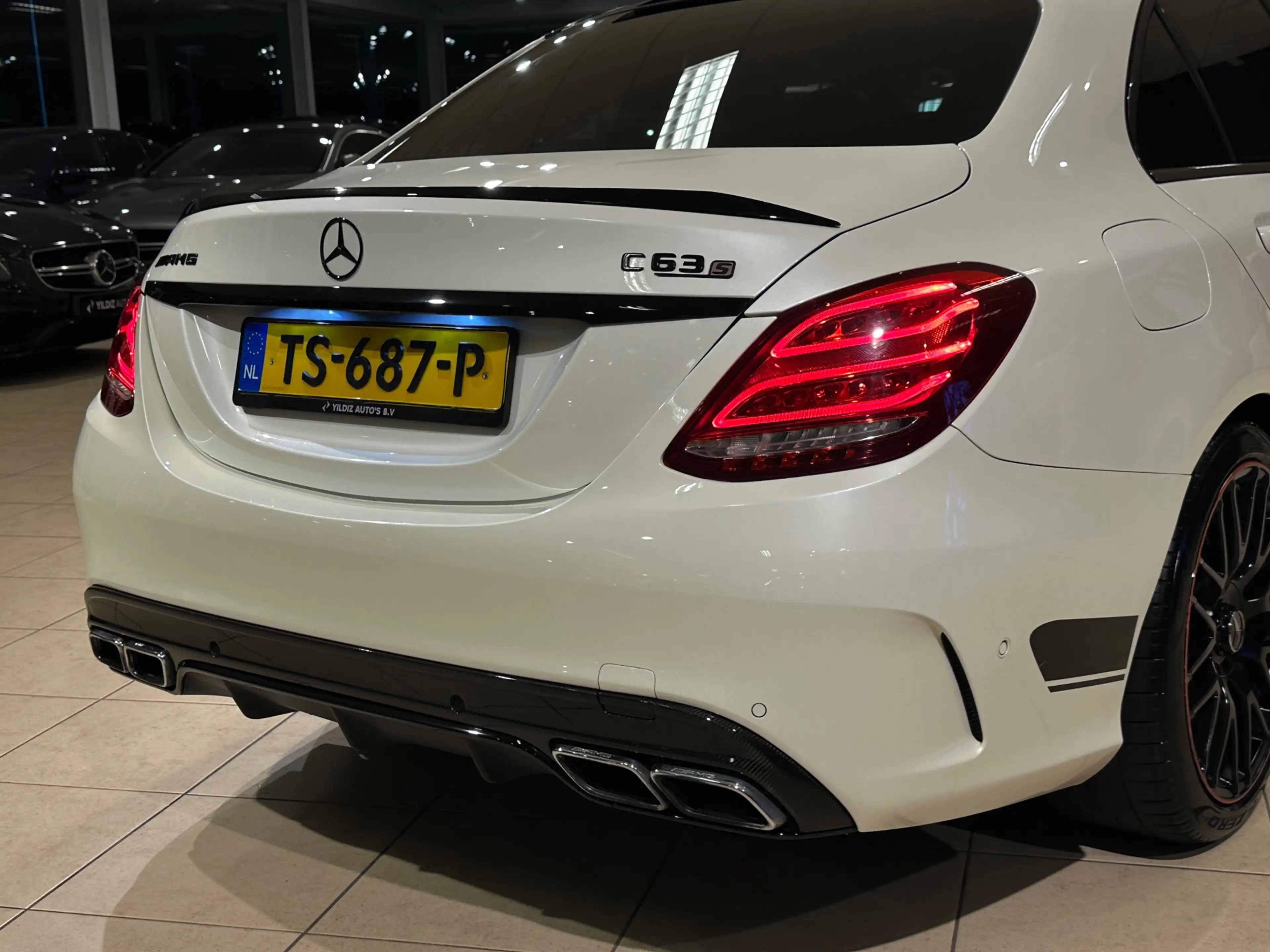Mercedes-Benz C 63 AMG C S EDITION 1/CERAMIC/CARBON/PANO/DTR/VOLL — photo 12