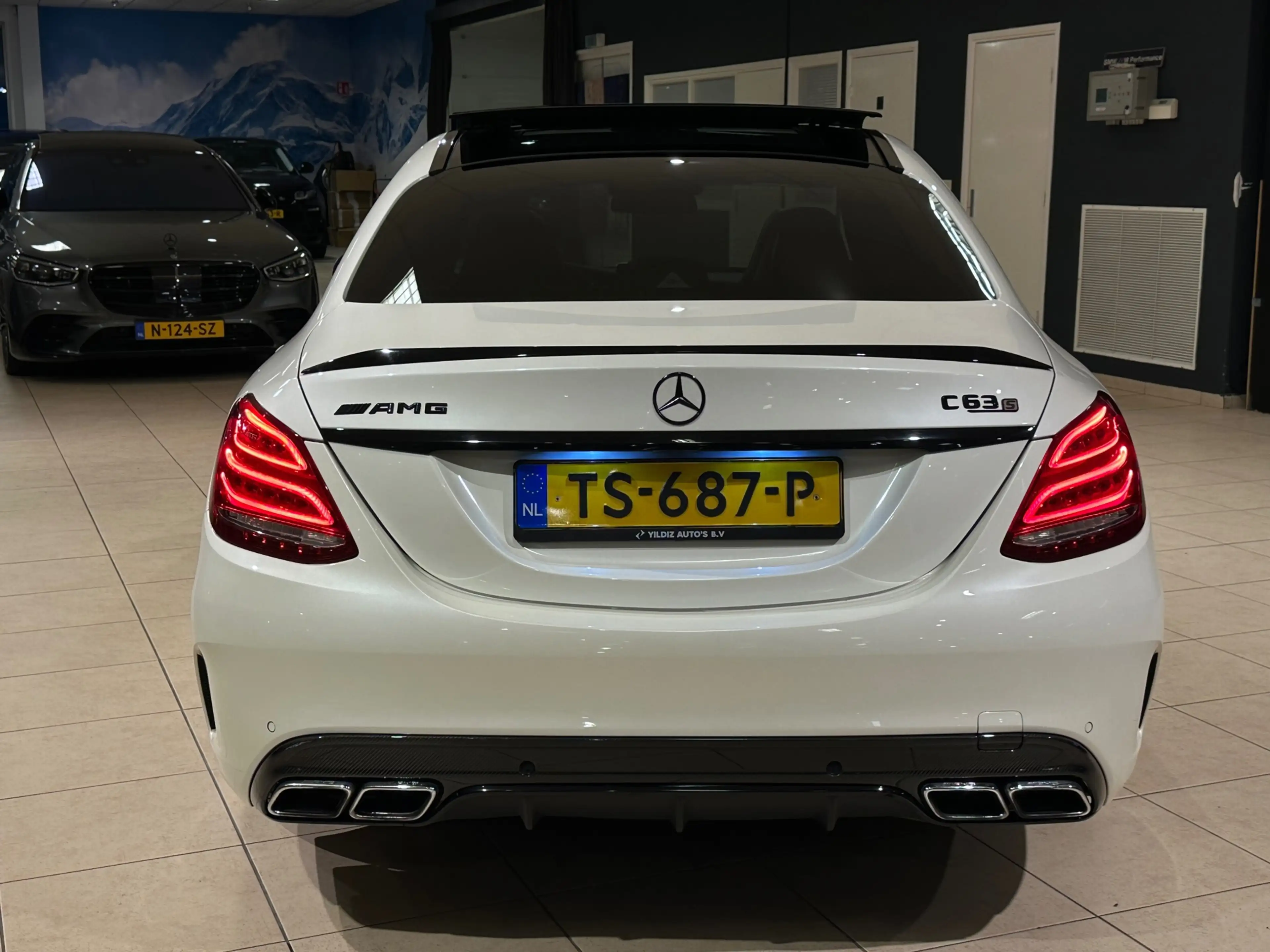 Mercedes-Benz C 63 AMG C S EDITION 1/CERAMIC/CARBON/PANO/DTR/VOLL — photo 13