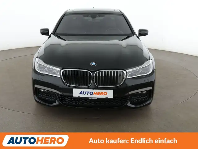 BMW 7 Series view 9