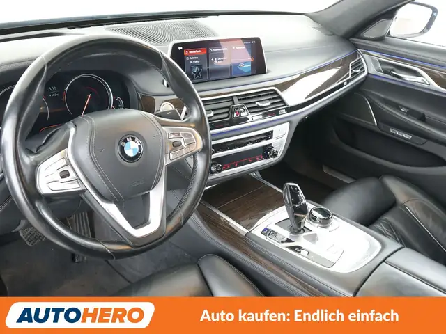 BMW 7 Series view 11
