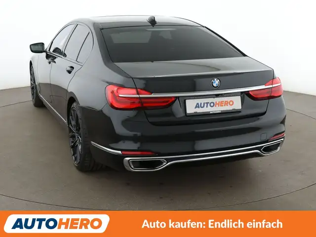 BMW 7 Series view 4