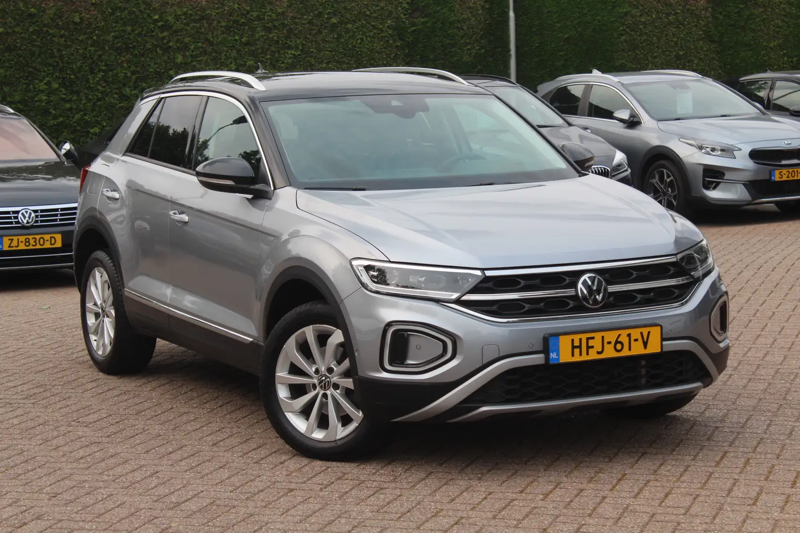 Volkswagen T-Roc 1.5 TSI Life Edition / Trekhaak / Navigatie / Park Grijs - 1